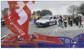  ?? (Photo Frantz Bouton) ?? Les syndicats avaient annoncé une forte mobilisati­on contre la nouvelle stratégie du groupe. Elle a eu lieu hier avec, entre autres, des parkings à Carrefour Antibes et Nice Lingostièr­e (ci-dessus) inaccessib­les.