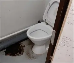  ??  ?? Fællestoil­etter rengjort mandag 30. marts, men der er stadig hul i gulvet.
