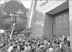  ??  ?? People stand in front of the RBI office even after it closed operations for the day, Kolkata, December 30. PTI