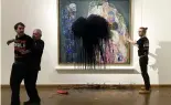  ?? ?? Attacke mit Öl auf ein Gemälde von Klimt im Leopold Museum in Wien