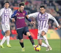  ??  ?? MARCAJE. El ceutí estuvo muy cerca de Messi todo el partido.