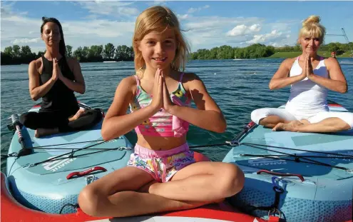  ?? FOTOS: MARCO SCHMIDT ?? Yoga mitten auf dem Wasser gehört zu den neuen Angeboten am Erfurter Nordstrand. Am 17. Juli steigt um 17.30 Uhr eine Yoga-Nacht.