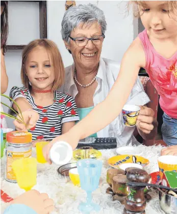  ?? FOTO: DPA ?? Die 75-jährige Rosemarie Halmos bei ihrer Arbeit in der Kindertage­sstätte Schneckenh­aus in Bretten: Senioren sollten nur das machen, was ihnen Spaß macht, rät der Chef der Seniorenli­ga.