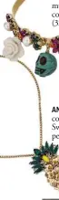  ??  ?? ANANAS Collar con piña de Swarovski y perlas (126 €).