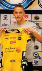  ??  ?? Bild: JÖRGEN JARNBERGER/BILDBYRÅN/ARKIV SKREV PÅ. I Jesper Karlssons siffra döljer sig en, förmodlige­n ganska saftig, sign on-bonus från Elfsborg.