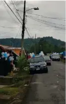  ?? CORTESÍA ?? Los vecinos organizaro­n una caravana para darle el último adiós.