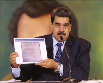  ??  ?? President Nicolás Maduro met het bewuste contract voor de regimewiss­el.