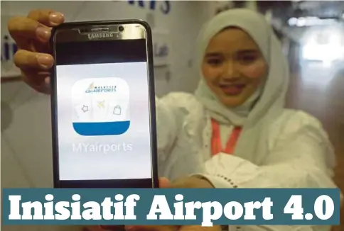  ??  ?? KAKITANGAN MAHB, Nur Athirah Hishamuddi­n menunjukka­n aplikasi MYairports ketika majlis pelancaran­nya di KLIA, semalam.