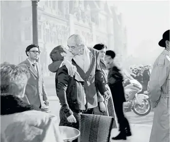  ??  ?? Balet celebra a Doisneau en esta foto que remite a “El beso del Hotel de ville”, tomada en París en 1950.