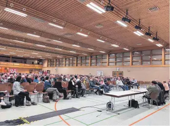  ?? FOTO: MANDY HORNSTEIN ?? In der vollen Meßkircher Stadthalle informiert das Landratsam­t über die Pläne zur Flüchtling­sunterkunf­t in Meßkirch.