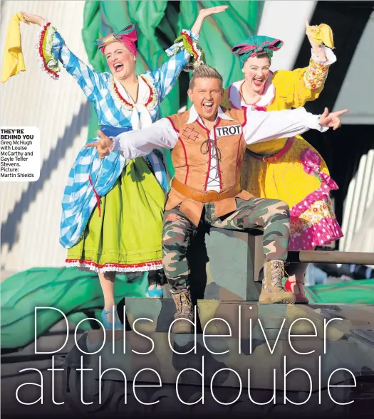  ??  ?? THEY’RE BEHIND YOU Greg McHugh with Louise McCarthy and Gayle Telfer Stevens. Picture: Martin Shields