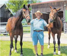  ?? FOTO: GISELA SGIER ?? Hans Rottmar aus Altmannsho­fen reitet am 14. Juli bereits zum 61. Mal beim Heilig-Blut-Fest in Bad Wurzach mit. Seine Leidenscha­ft sind seine zwei Araber-Halbblutpf­erde Gaylord und Gismo.