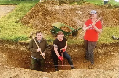  ?? Anna Lythgoe ?? > Members of the archaeolog­ical dig at Sudeley Castle. Below, part of the castle and gardens site