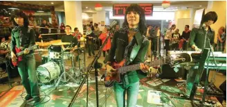  ?? IMAM HUSEIN/JAWA POS ?? TERINSPIRA­SI BAND LEGENDARIS: T-Koes saat tampil di Plaza Blok M, Jakarta (23/1).