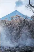  ?? FOTO: AFP ?? Las columnas de humo aún se pueden ver en el volcán.