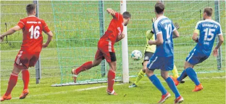  ?? FOTO: ROLAND HABEL ?? Der Hattinger SV musste sich dem Hegauer FV 1:3 geschlagen geben. Dieses Kopfballto­r von Burhan Pitzer erkannte der Schri wegen Abseits nicht an. Links mit der Nummer 16 Sören Seyfried.