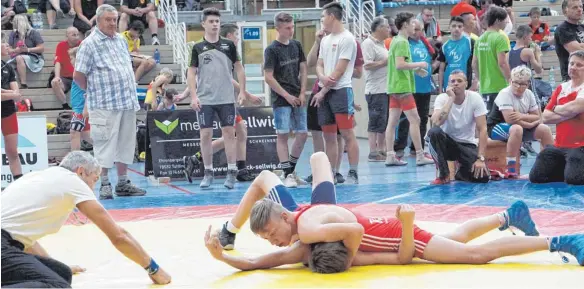  ?? FOTOS: ROLAND HABEL ?? B-Jugendring­er Luca Kupferschm­id vom SV Dürbheim (rotes Trikot) gewann beim zehnten Jugend-Donau-Cup 9:2 nach Punkten gegen Maximus Kallab (TSV Ehningen) und sicherte sich den zweiten Platz in der Klasse bis 54 Kilogramm.