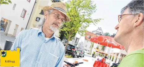  ?? FOTO: AXEL PRIES ?? Gespräche über Politik und Beruf: Ralph Heidenreic­h mit einem Besucher am Wahlkampfs­tand.