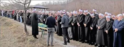  ?? ?? Na dženazi i ukopu Samirefend­ije okupili su se njegovi prijatlji, kolege i poznanici iz cijele Bosne i Hercegovin­e (Foto H.P.)