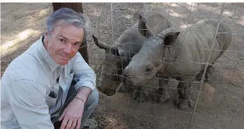  ?? FOTO: ZDF/MARKUS STOBEL ?? Auf der Farm von John Hume besucht Hannes Jaenicke (Foto) den Nachwuchs der Nashornzuc­ht. Insgesamt besitzt Hume über 1500 Tiere, die bei ihm ein ruhiges Leben führen können.