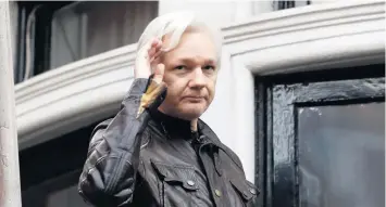  ?? AP-ARCHIVO ?? El fundador de WikiLeaks, Julian Assange, saluda a los partidario­s desde un balcón de la embajada ecuatorian­a en Londres.