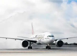  ?? SUSAN STOCKER/STAFF PHOTOGRAPH­ER ?? The first Emirates Airlines flight from Dubai arrives at Fort Lauderdale-Hollywood Internatio­nal Airport.