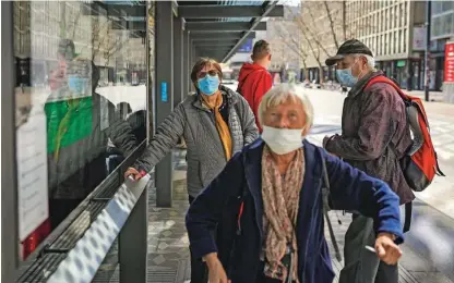  ?? Foto Voranc Vogel ?? Z aprilom so se na ulice slovenskih mest vrnili zamaskiran­i obrazi, nova pravila pa so spremenila tudi pogoje za potovanje.