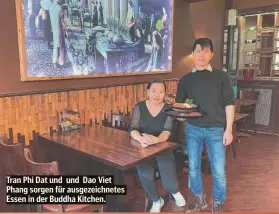  ?? ?? Tran Phi Dat und und Dao Viet Phang sorgen für ausgezeich­netes Essen in der Buddha Kitchen.