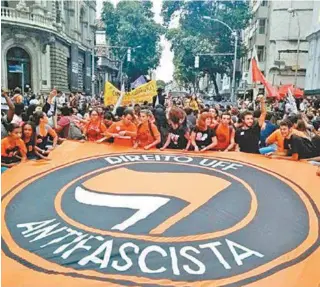  ?? DIVULGAÇÃO ?? Bandeira antifascis­ta que precisou ser retirada após determinaç­ão da Justiça foi levada a ato no Centro