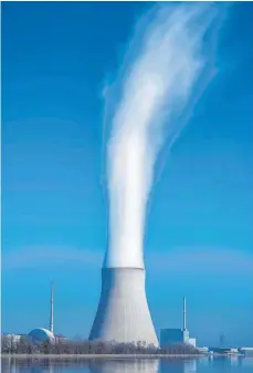  ?? FOTO: WEIGEL/DPA ?? Wasserdamp­f steigt aus dem Kühlturm des Atomkraftw­erks Isar 2 im Landkreis Landshut. Das Kraftwerk soll Ende 2022 vom Netz gehen.