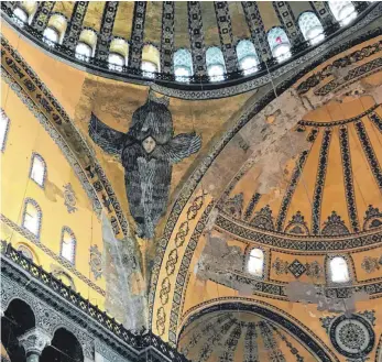  ?? FOTO: SUSANNE GÜSTEN ?? Von der Decke der Hagia Sophia blickt nun wieder ein Engel herab.