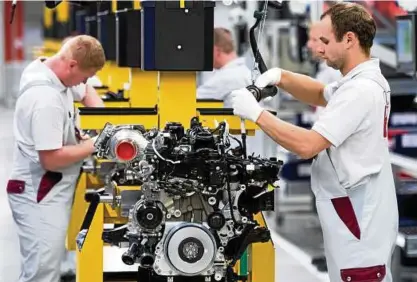  ??  ?? Bau des neuen Vierzylind­er-diesels in einer Daimler-fabrik: Trotz Kritik an erhöhten Abgaswerte­n will der Konzern weiter in die Technik investiere­n. In Deutschlan­d genießen Diesel-fahrer hohe Steuervort­eile. Foto: picture alliance/associated Press