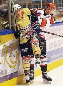  ?? RP-FOTO: ACHIM BLAZY ?? Florian Pompino (l.) wird von seinem Diezer Gegenspiel­er in die Bande gedrückt – es passte zum schwachen Spiel derAliens am Sonntag.