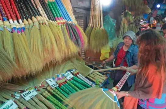  ?? Photo by Milo Brioso ?? BAGUIO PASALUBONG. Brooms made from the neighborin­g towns of Baguio City remains a favorite pasalubong of domestic tourists.