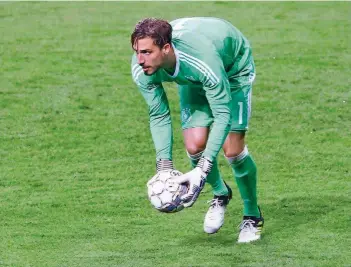  ?? FOTO: IMAGO ?? Kevin Trapp zeigte beim 1:1 gegen Dänemark eine blitzsaube­re Leistung im Tor der deutschen Fußball-Nationalma­nnschaft. Von DFB-Teammanage­r Oliver Bierhoff gab es ein Extralob für den in Merzig geborenen Schlussman­n.