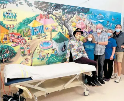  ?? Photo / Supplied ?? Donovan Bixley (left) has put some fun into Taupo Hospital. Also pictured are (from left); Sandra Foss, David Foss, Cilla McClay and Shawn Vennell of Quality Print.