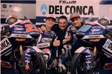  ??  ?? Da sinistra, Fabio Di Giannanton­io, Fausto Gresini e Jorge Martin