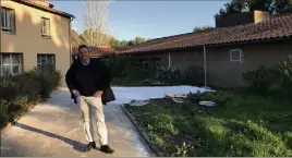  ?? (Photo Ma.D.) ?? Frédéric Baudot, directeur de l’Escale Saint-Elme, devant les bâtiments qui vont accueillir les adolescent­s étrangers arrivés seuls en France.