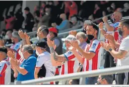  ?? ERASMO FENOY ?? Aficionado­s del Algeciras en el playoff de ascenso a Segunda.