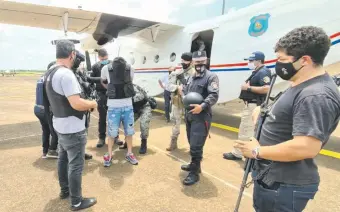  ??  ?? Agentes de Pedro Juan Caballero alzan al avión de la Policía al capo Giovanni Barbosa Da Silva.