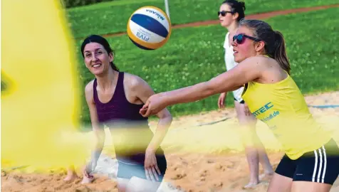  ?? Foto: Szilvia Iszó ?? Jeden Donnerstag trainieren die Nördlinger Beachvolle­yballer auf den Feldern im Freibad auf der Marienhöhe. Auf den Plätzen der Region spielen allerdings nicht nur „Profis“, sondern auch Hobbysport­ler. Wenn es das Wetter nicht zulässt, geht es in die...