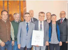  ?? FOTO: MARTIN ?? Feierten 60 Jahre „freudig Gärtnerleb­en“: Raimund Haser, Armin Edelmann, Robert Bodenmülle­r, Ewald Brugger, Wolfgang Mair, Alois Bächler, Petra Nothhelfer und Dieter Krattenmac­her. Foto: Paul MartinTRAU­ERANZEIGEN