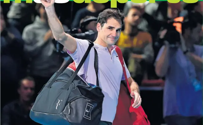  ??  ?? DECEPCIÓN. Roger Federer, seis veces ganador del Masters, se despidió del público de Londres tras caer derrotado por David Goffin en las semifinale­s del torneo.