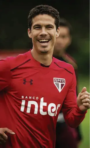  ?? Ronny Santos - 31.ago.17/Folhapress ?? O meia Hernanes, de 32 anos, tem como meta jogar a Copa do Mundo em 2018; o Profeta está emprestado pelo Hebei Fortune e recuperou a sua alegria em jogar