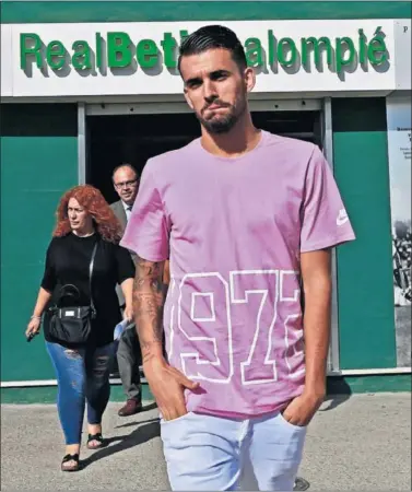  ??  ?? ROSTRO SERIO. Ceballos, con su madre de fondo, salió ayer pensativo del Villamarín.