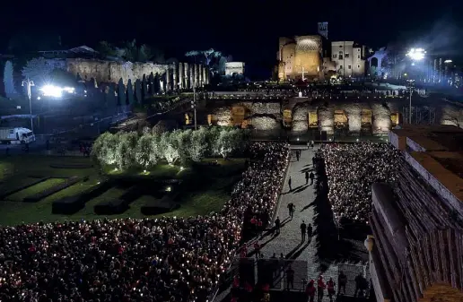  ??  ?? Migliaia di fedeli hanno partecipat­o ieri sera fra Colosseo e area archeologi­ca dei Fori Imperiali alla tradiziona­le Via Crucis con Papa Francesco
