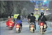  ?? RAJESH KUMAR/HT ?? Bikes moving on the BHU campus after sunset