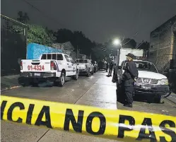  ??  ?? Investigac­ión. Agentes de la PNC acordonaro­n la zona donde ocurrió el crimen.