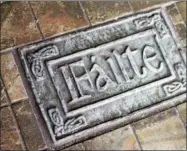  ?? LAUREN HALLIGAN — LHALLIGAN@DIGITALFIR­STMEDIA.COM ?? “Fáilte,” the Gaelic word for welcome, is in stone at the entrancewa­y of the new Pig ‘N Whistle.
