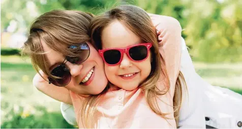  ?? Foto: Beznika, Fotolia ?? Sonnenbril­len sind modisch. Es lohnt sich aber auch beim Kauf, einen Blick auf ihre schützende­n Eigenschaf­ten zu werfen.